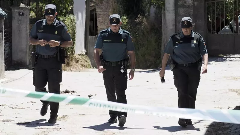 04/08/2023 - Varios agentes de la Guardia Civil montan guardia en Samos, Lugo, a 4 de agosto de 2023.