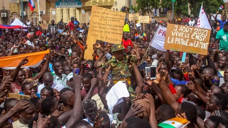 Manifestación en apoyo de los soldados golpistas de Niger y contra contra las sanciones internacionales en la capital Niamey.   REUTERS/Mahamadou Hamidou