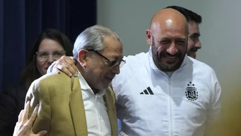 El hermano del 'nieto recuperado 133', Miguel 'Tano' Santucho (d), acompañado de su padre Julio Santucho, reaccionan hoy durante una rueda de prensa en Buenos Aires