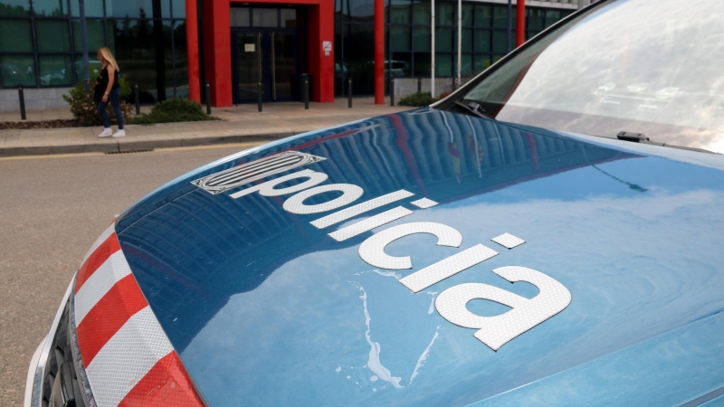 Capó d'un cotxe de Mossos d'Esquadra davant de la comissaria de Lleida, el passat juny
