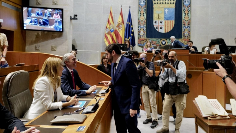 El candidato del PP a la Presidencia de Aragón, Jorge Azcón, conversa con el cabeza de lista y portavoz de Vox, Alejandro Nolasco, durante la sesión constitutiva de la XI Legislatura de las Cortes de Aragón, en el Palacio de la Aljafería. E.P./Fabián Simó