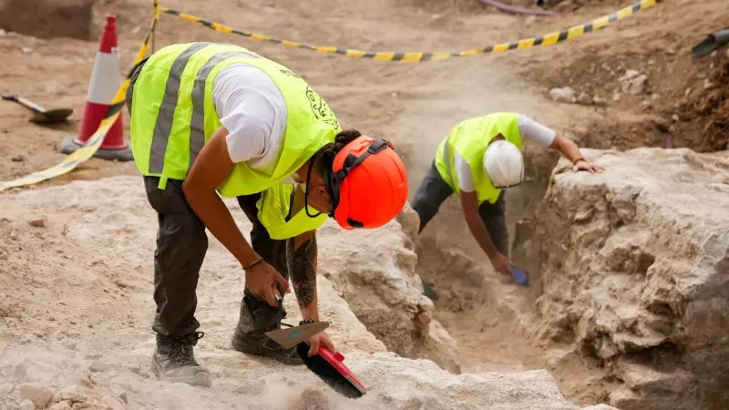 Operaris de l'excavació on s'han trobat les restes de la muralla moderna i el convent de Sant Francesc