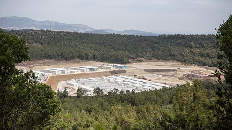 El nuevo campamento para solicitantes de asilo en construcción en la isla de Lesbos, en el área de Bastria, visto desde lo alto de una montaña cercana.