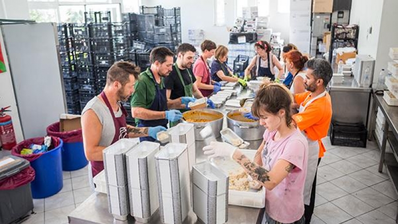 Miembros de la asociación vasca sin ánimo de lucro 'Zaporeak' preparando comida para repartir entre solicitantes de asilo y refugiados en Lesbos.