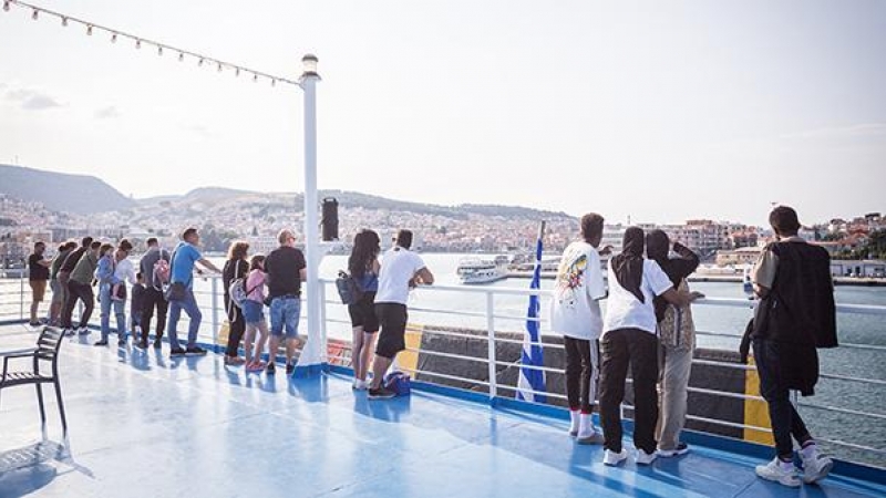 La cubierta del barco 'Nissos Rodos' partiendo de Mitilene, Lesbos al Pireo. En el barco muchos pasajeros son refugiados que abandonan la isla después