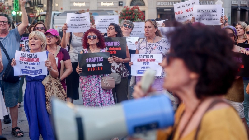 Varias personas protestan contra la violencia de género, en la plaza de Callao, a 20 de julio de 2023, en Madrid