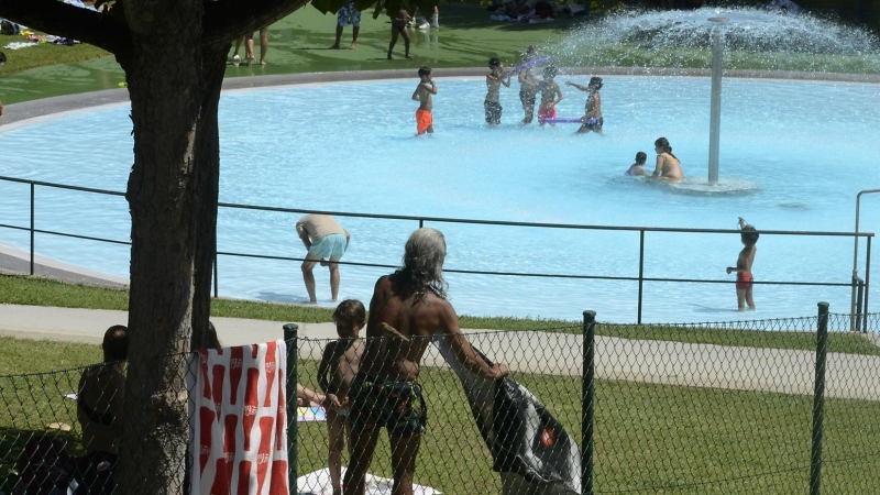 Niños se bañan en una piscina, a 8 de agosto de 2023. Rosa Veiga