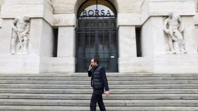 Un hombre habla por su móvil delante de la entrada de la  Bolsa de Milán. REUTERS/Claudia Greco