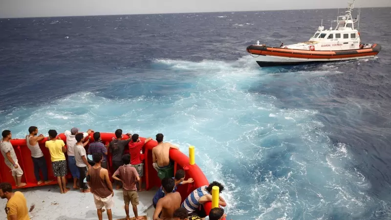 Migrantes a bordo del bote de rescate de la ONG Open Arms que se dirige a la isla de Lampedusa, Italia, 19 de agosto de 2022.