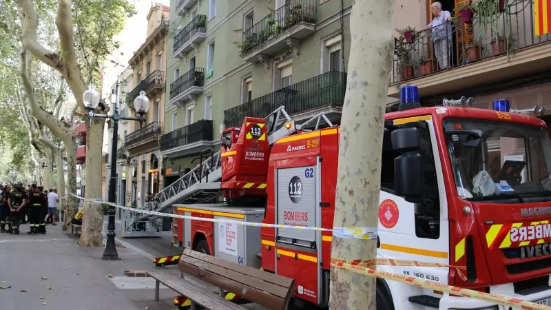 Un camió de bombers aparcat davant l'edifici on s'ha esfondrat l'escala