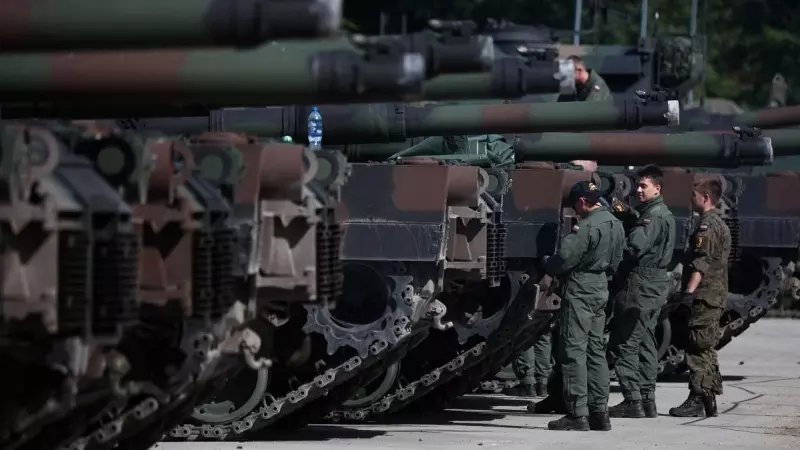 Soldados polacos durante los preparativos antes del Desfile del Día del Ejército Nacional en la base militar en Varsovia,, el 10 de agosto.