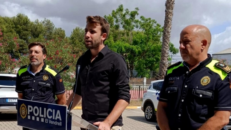 El regidor de Seguretat Ciutadana del Vendrell, Christian Soriano, amb agents de la Policia Local.