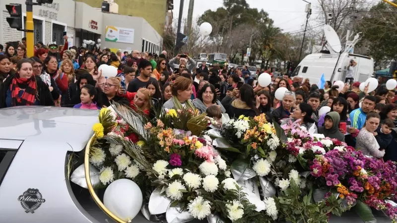 Los argentinos protestan por el asesinato de Morena Dominguez y se despiden de la niña de 11 años que ha sido asesinada en Lanus, Argentina el 10 de agosto de 2023