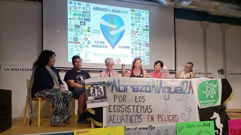 Varios colectivos y asociaciones convocantes de la manifestación 'Abrazo al agua', a 11 de agosto de 2023.