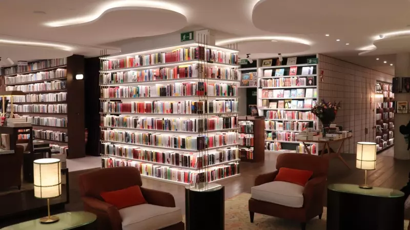 Un espai de la llibreria Finestres, on s'hi veuen unes butaques perquè els clients puguin llegir, en una imatge d'arxiu