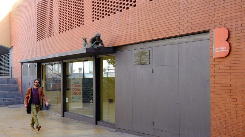 Centre Artesà Tradicionàrius amb l'escultura d'Anna Frank