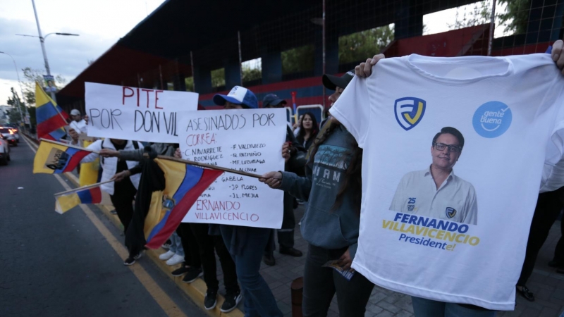 Simpatizantes del candidato a la presidencia Fernando Villavicencio salen a las calles