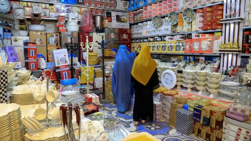 Mujeres afganas compran accesorios de cocina en un bazar en Kabul. EFE/EPA/SAMIULLAH POPAL