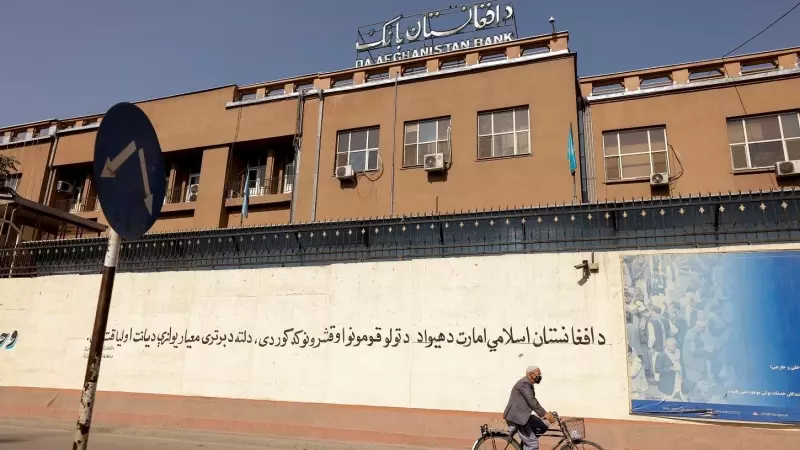 Un hombre en bicicleta pasa por delante del edificio del Banco de Afganistán, en Kabul. REUTERS/Jorge Silva