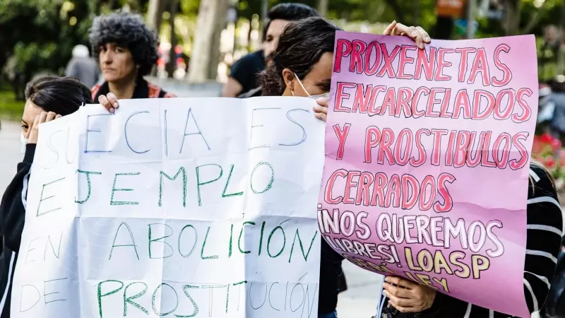 19/05/2023 - Mujeres durante una manifestación por la atención a las víctimas de la prostitución, ante el Ministerio de Sanidad, a 19 de mayo de 2023, en Madrid.