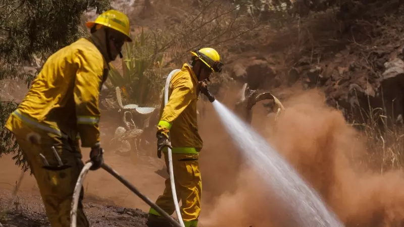 13/08/2023 - Varios bomberos del condado de Maui luchan contra las llamas en un cañón en Kula, en la isla de Maui, Hawái, a 13 de agosto de 2023.
