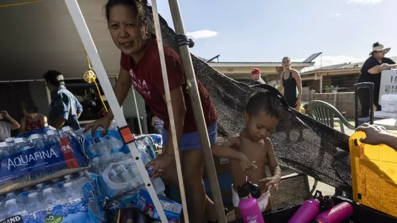 14/08/2023.- Habitantes organizan donaciones en un lugar de distribución en un barrio de Lahaina, Hawái, EE. UU., 13 de agosto de 2023.
