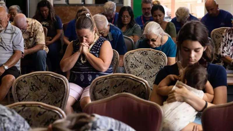 12/08/2023 - Sobrevivientes y feligreses oran durante un servicio religioso dominical realizado por el pastor Brown de la Iglesia Bautista Grace de Lahaina, en Maui Coffee Attic en Wailuku, Maui (Hawái), a 13 de agosto de 2023.