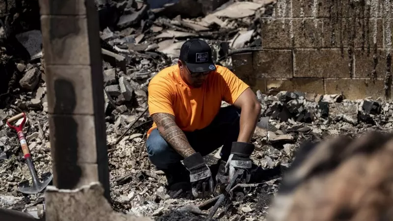 11/08/2023 - Un hombre busca entre las ruinas de su casa quemada en la ciudad de Lahaina, Hawái, a 11 de agosto de 2023.