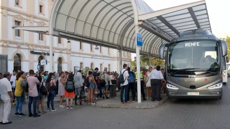 Aspecte matinal de l'estació de Vilanova i la Geltrú per agafar l'autobús per anar fins a Castelldefels