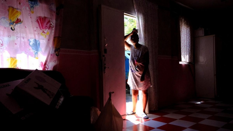 Una mujer dentro de su casa en medio de una ola de calor en el barrio desfavorecido de Cañada del Real, en las afueras de Madrid, a 11 de agoosto de 2023.