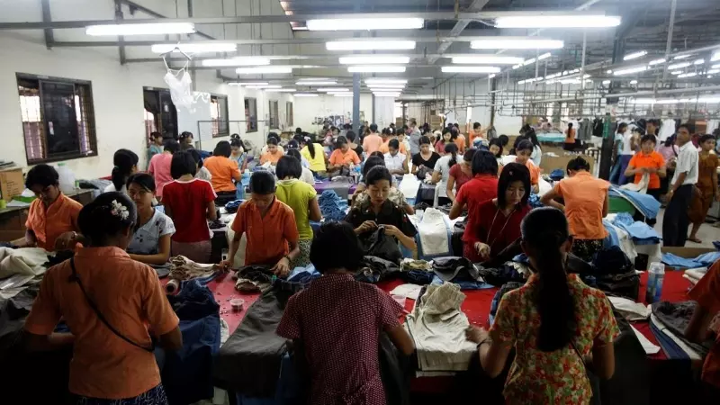 Los trabajadores en una fábrica téxtil en la zona industrial de Hlaing Tar Yar en Yangon, en 2010