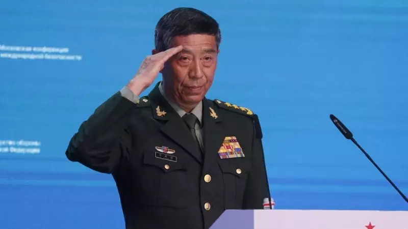 El ministro de Defensa chino, Li Shangfu, hace el saludo militar durante su intervención en la 11.ª Conferencia de Moscú sobre Seguridad Internacional (MCIS), celebrada en el Parque Patriot en Kubinka, en las afueras de Moscú. EFE/EPA/YURI KOCHETKOV