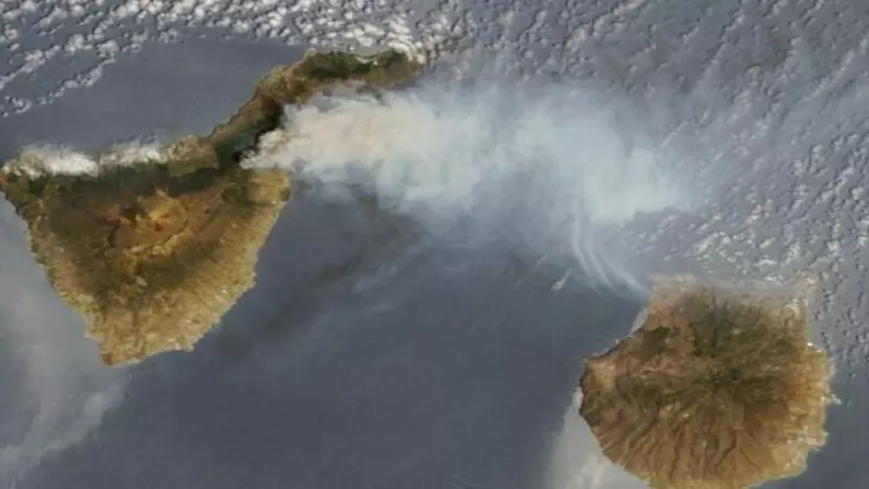 16/8/23 Imagen del satélite Terra de la NASA en la que se observa la deriva del humo del incendio desde la isla de Tenerife hacia la de Gran Canaria.