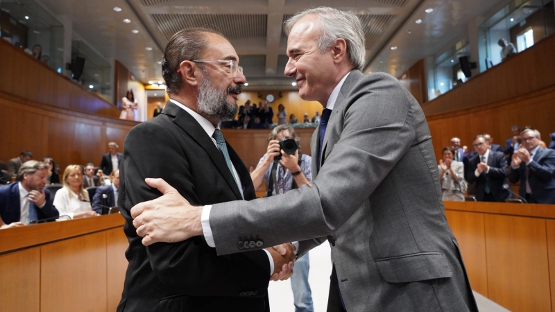 El president electe de l'Aragó, Jorge Azcón, saluda el president sortint, Javier Lambán, després del debat d'investidura