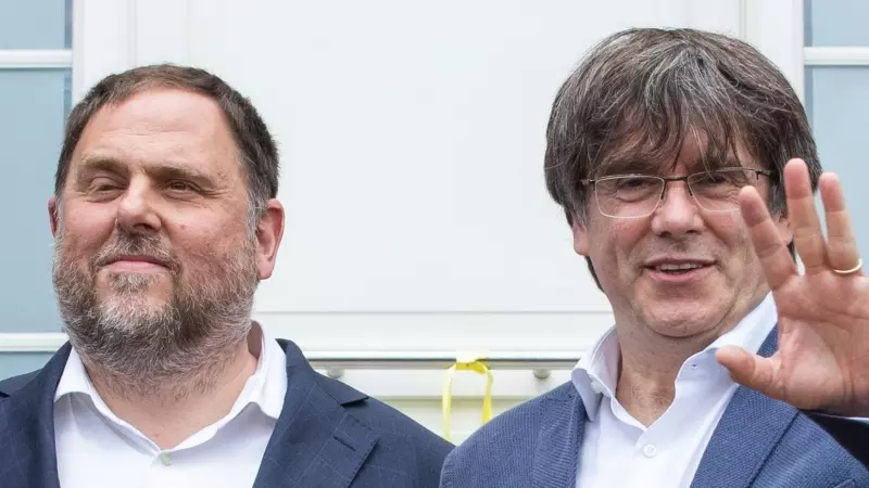 Oriol Junqueras y Carles Puigdemont en el momento de su reencuentro en la vivienda de Puigdemont en Waterloo