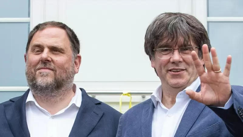 Oriol Junqueras y Carles Puigdemont en el momento de su reencuentro en la vivienda de Puigdemont en Waterloo