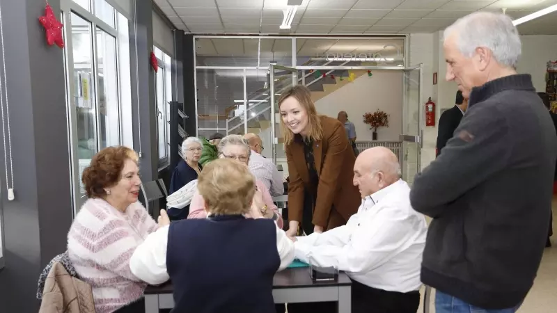 17/8/23 La conselleira de Política Social, Fabiola García, visitando un centro de mayores en Panxón, en Nigrán (Pontevedra).