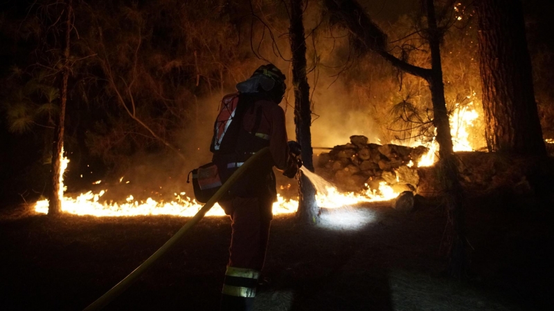 AFARO-CANDELARIA (TENERIFE), 18/08/2023.- Miembros de la Unidad militar de emergencias (UME) trabajan en labores de extinción del incendio forestal de la isla de Tenerife, que sigue fuera de control y ha afectado a 3.273 hectáreas de ocho municipios aunqu