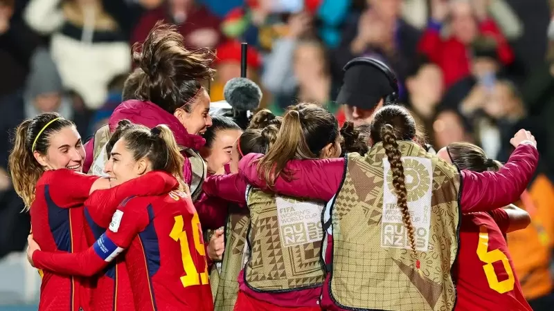 La selección femenina de fútbol celebrando el gol de Salma Paralluelo en la semifinal contra Suiza