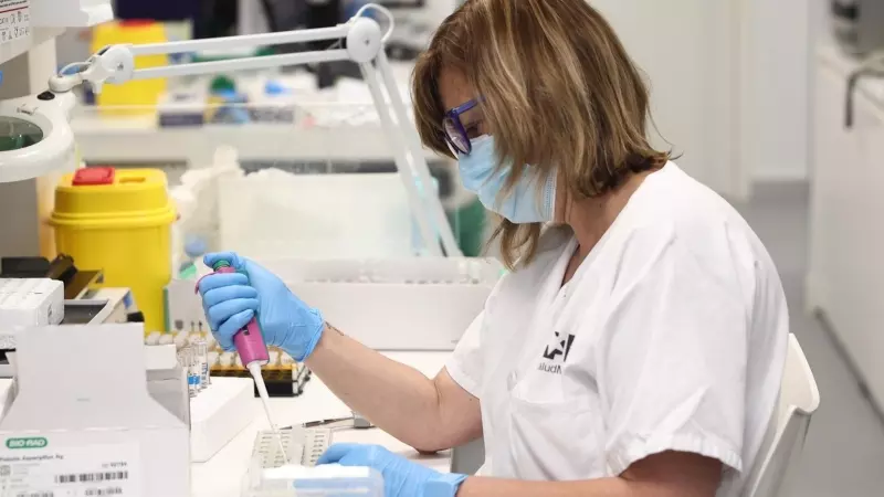 Una técnico de laboratorio trabaja con pruebas PCR para detectar casos de viruela del mono