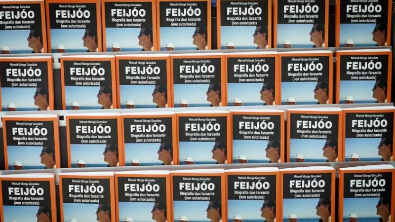 18/8/23 Exposición de ejemplares de 'Feijóo, biografía dun farsante (non autorizada)' en la Libraría Cartabón de Vigo.