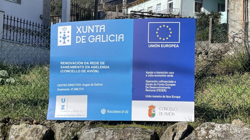 18/8/23 Cartel informativo sobre un proyecto cofinanciado con fondos europeos en el municipio de Avión, en Ourense.