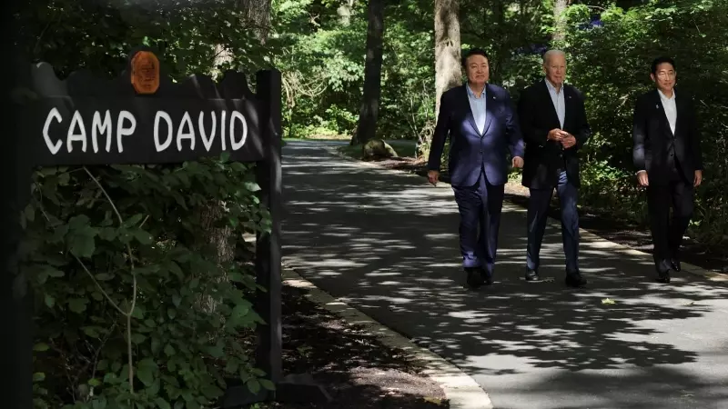 Los presidentes de Estados Unidos, Joe Biden, y Corea del Sur, Yoon Suk-yeol, junto al primer ministro de Japón, Fumio Kishida, durante la cumbre celebrada en Camp David, a 19 de agosto de 2023.