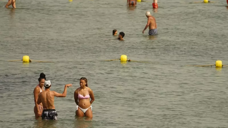 Bañistas en la playa de la Malvarrosa, a 10 de agosto de 2023, en València.