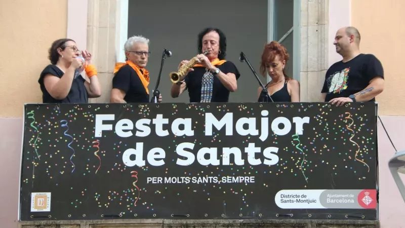 La Companyia Elèctrica Dharma fa el pregó i dona el tret de sortida de la Festa Major de Sants.