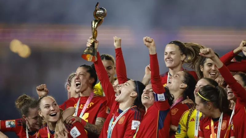 Las jugadoras de la selección española de fútbol femenino levantan la copa del Mundial, a 20 de agosto de 2023 en Sídney