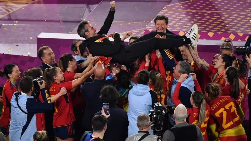 Las futbolistas españolas celebrando con el seleccionador, Jorge Vilda, su victoria del Mundial femenino en Australia, el 20 de agosto de 2023.