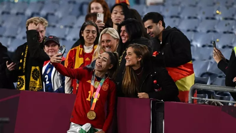 La jugadora de la selección española Olga Carmona se hace un selfi con familiares y amigos tras ganar el Mundial de fútbol, en Sídney. EFE/EPA/DAN HIMBRECHTS