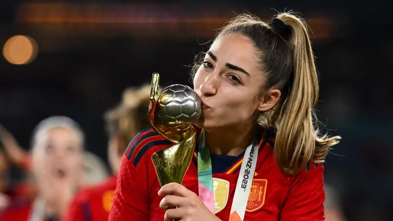 La jugadora de la selección española Olga Carmona besa el trofeo de la Copa Mundial Femenina de la FIFA, cuyo gol dio la victoria en la final ante Inglaterra (1-0), en Sídney. EFE/EPA/DEAN LEWINS