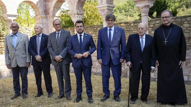 Foto de família dels expresidents Puigdemont, Montilla, Torra, Pujol i el president Aragonès, a l'abadia de Sant Miquel de Cuixà, a la Catalunya Nord